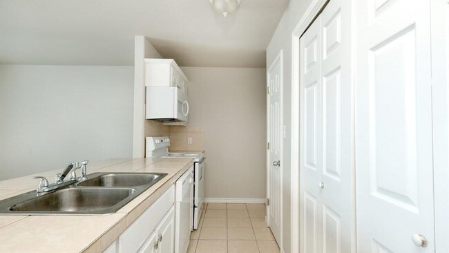 Building Photo - 107 Castleberry Ct