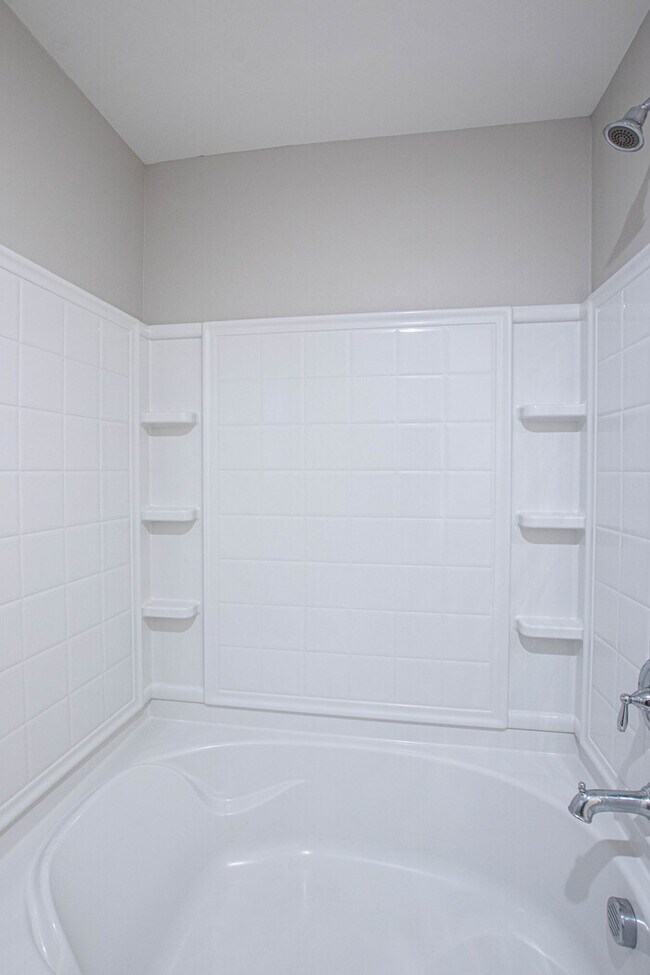 Building Photo - Stunning 3-Bedroom in Northwestern School District with Pool Access & Garage | AUGUST MOVE IN SPE...