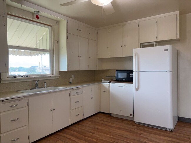 Building Photo - One of a kind ranch home with lake mountain views!