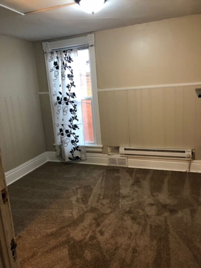 Building Photo - 2 Roommates Wanted!