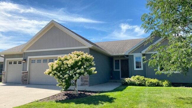 Building Photo - 3109 Tamarack Ln SE