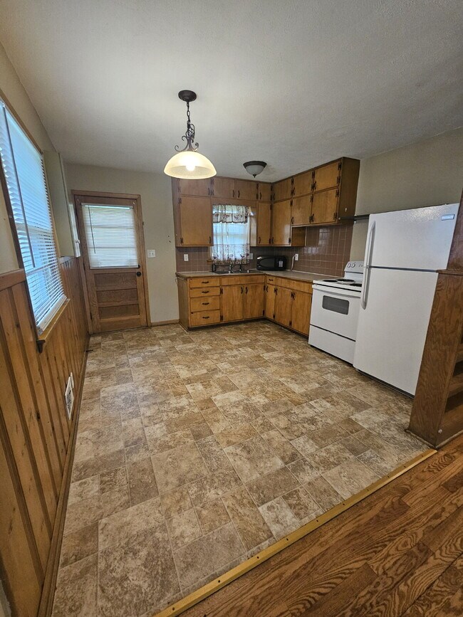 Building Photo - 409 W Linden Ave