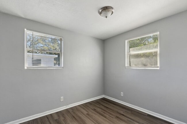 Building Photo - 1110 W 29th St