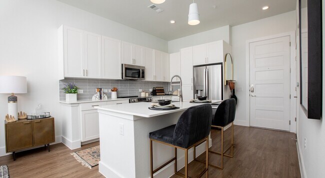 Building Photo - Luxe Living + $750 Gift Card Special!
