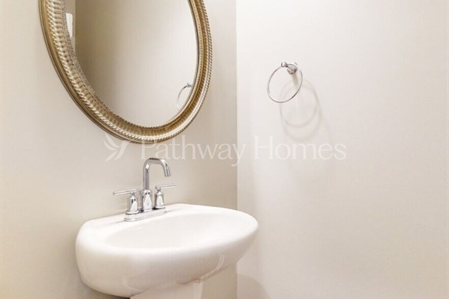 Building Photo - 3950 Lake Manor Way