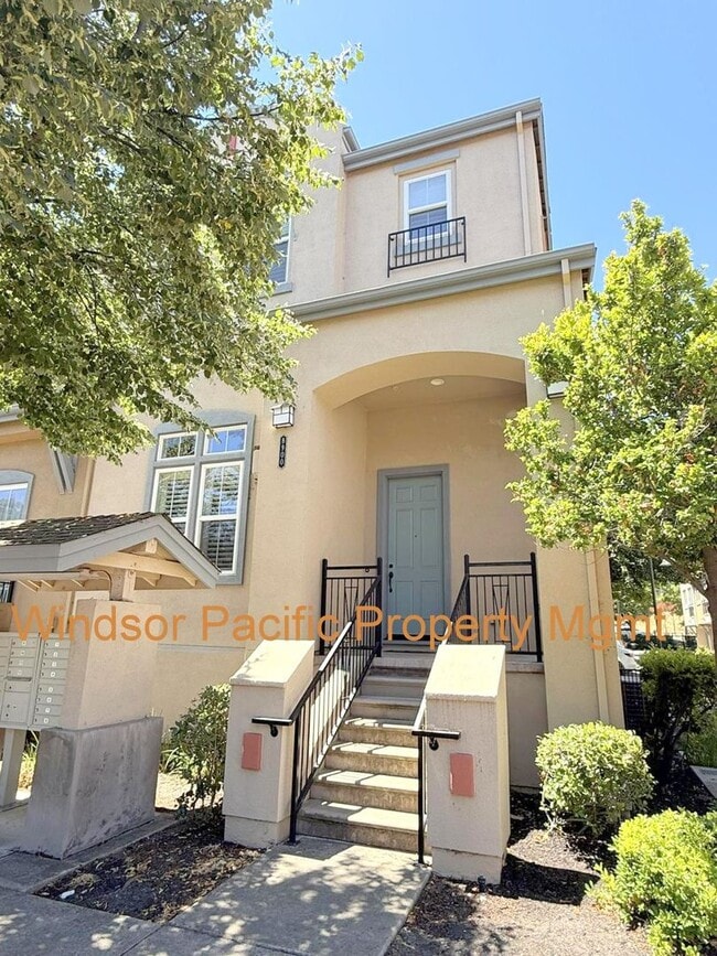 Building Photo - Modern End Unit Townhouse In Great Dublin ...