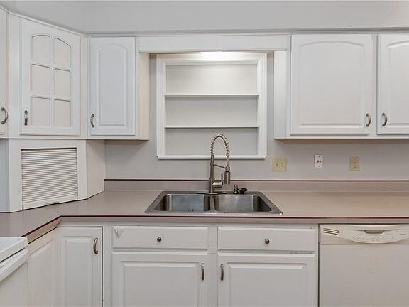 Building Photo - 613 Roberta Ct