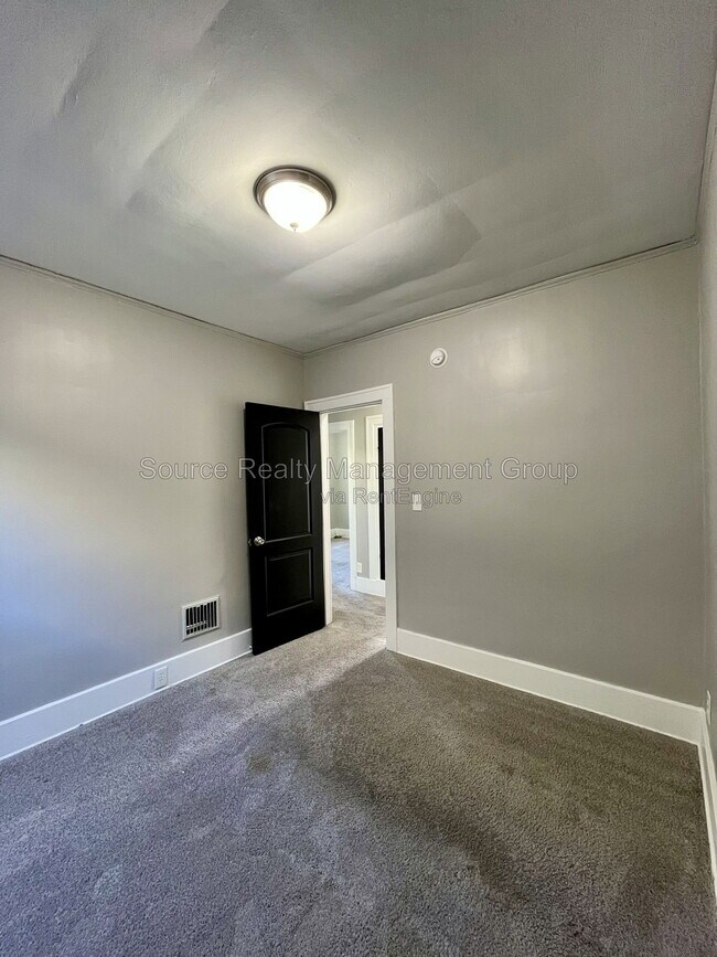 Building Photo - 170 Bondie St