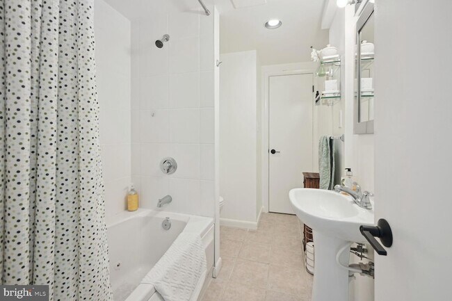 Building Photo - 4208 Maple Terrace