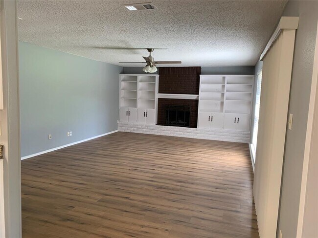 Building Photo - 10015 Woodland Village Dr