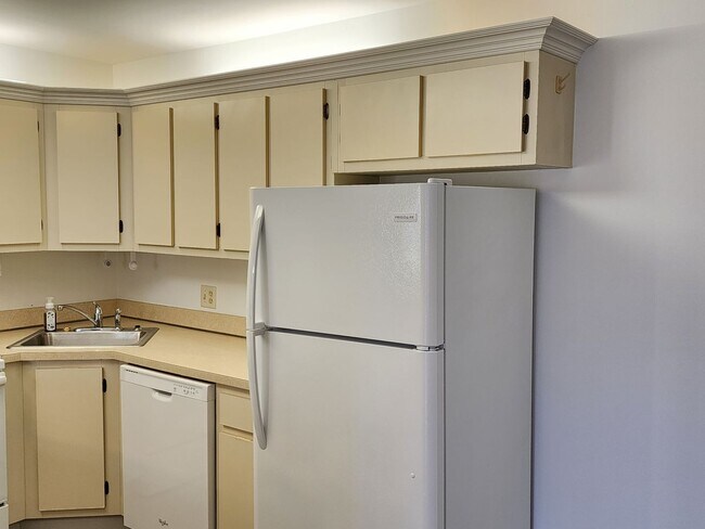 Building Photo - 2 BR 2 BA rental in the gated Pine Ridge c...