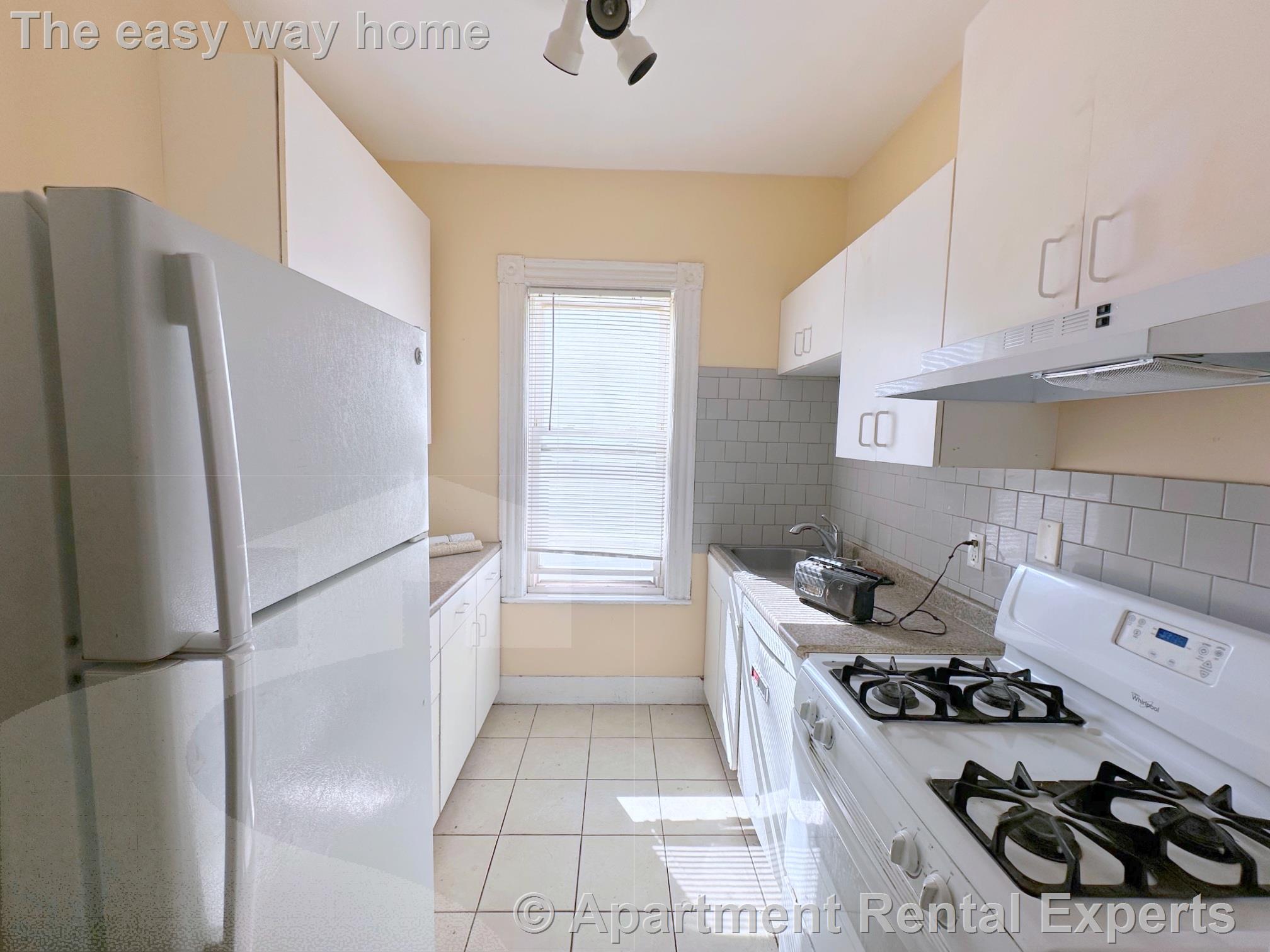 Building Photo - 145 College Ave