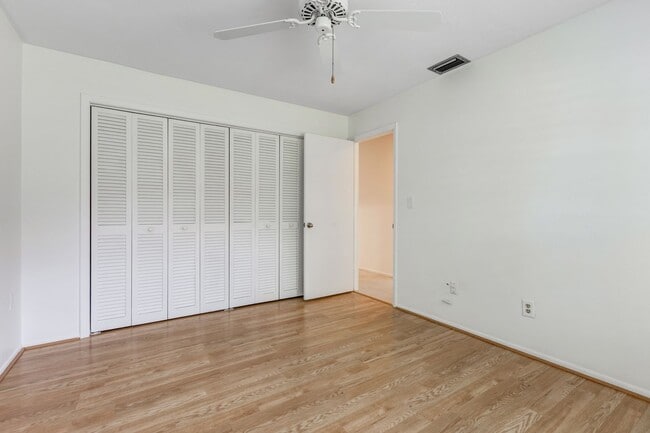 Building Photo - ** LAKEWOOD ** 3 BED / 2 BATH / GARAGE - SINGLE FAMILY HOME - GREAT LOCATION! - PET OK - ANNUAL R...