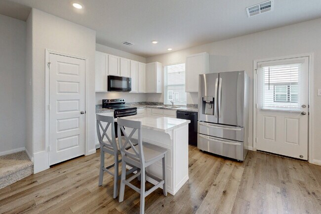 Building Photo - 2-Bedroom 2.5-Bath, 2 car garage, modern home