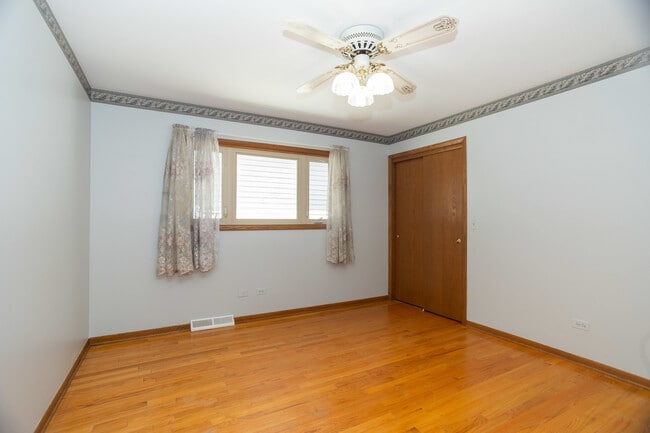 Building Photo - 5712 N Avondale Ave
