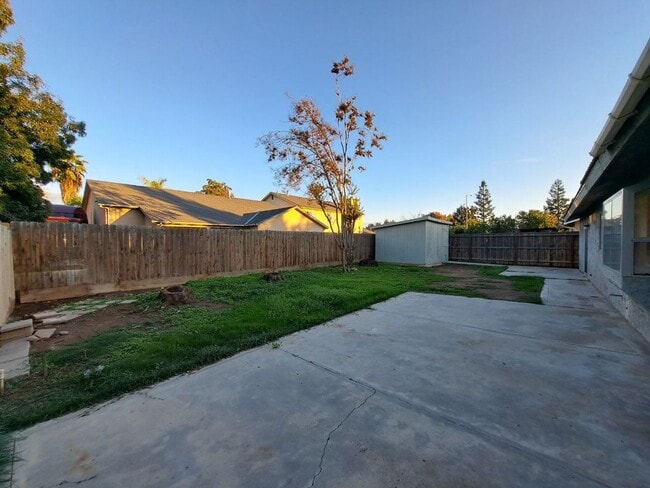 Building Photo - Charming Fresno Home with Beautiful Curb Appeal!
