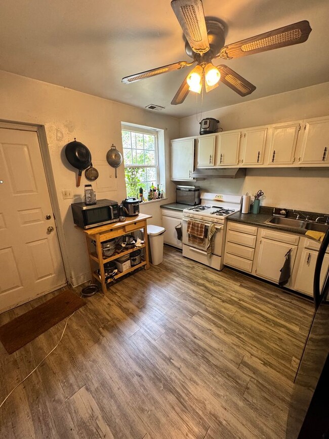 Building Photo - 3 bed 2 bath close to VCU