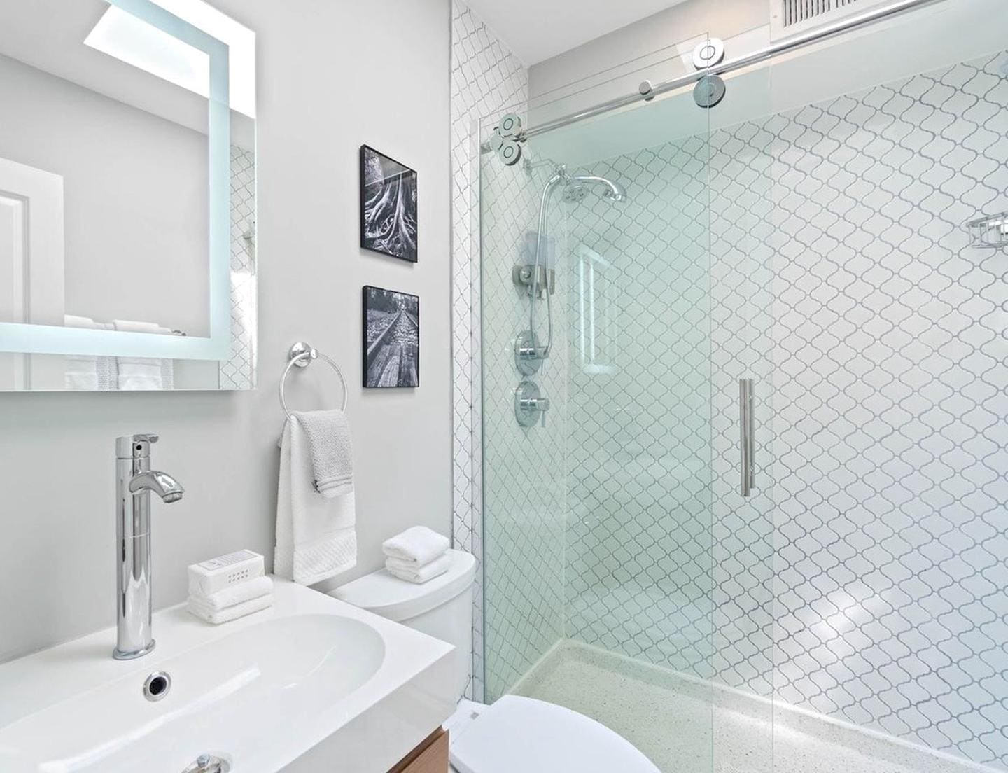 Building Photo - Elegant H Street Corridor townhouse minutes from downtown