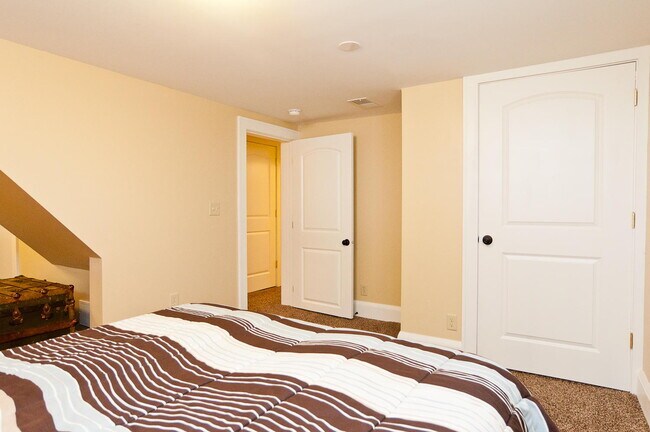 Building Photo - Charming 4-Bed Minneapolis Home with Hardwood Floors & Finished Basement