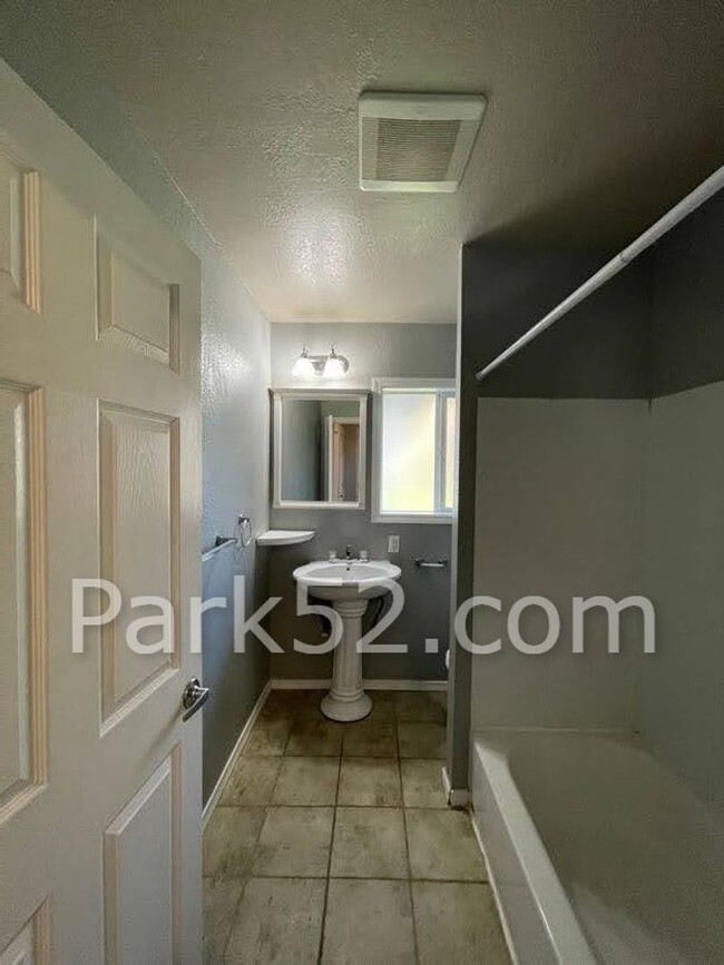 Building Photo - Charming 3 Bed 1 Bath Large Craftsman Styl...