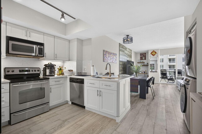 Building Photo - 403 S Sapodilla Ave