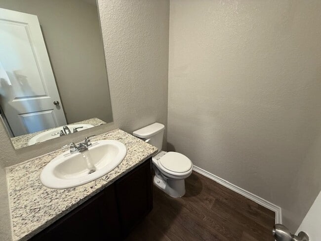 Building Photo - Move in Ready 3 Bedroom Two-story Home
