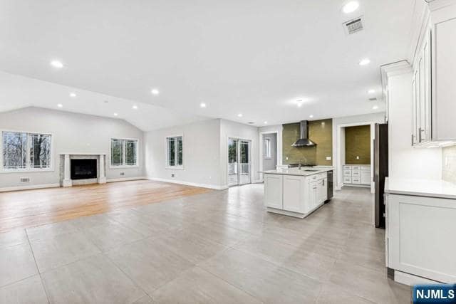 Building Photo - 25 Jones