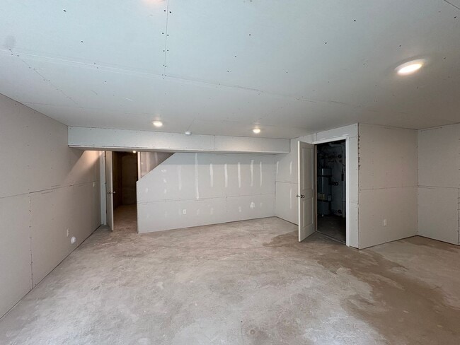 Building Photo - FOUR BED HOME AVAILABLE NOW