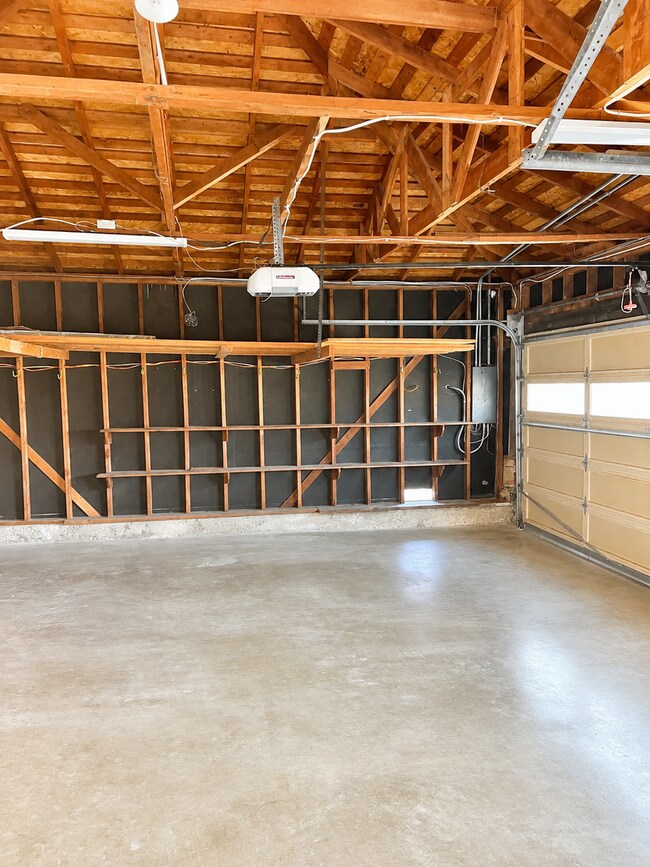 Building Photo - Lovely 3 bedroom 2 bathroom home in San Jose. Available for rent Now!