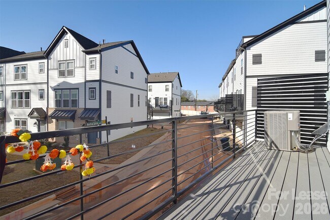 Building Photo - 5029 Nestling Spg St