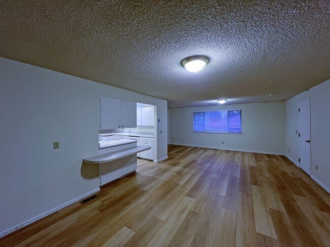 Building Photo - 4 bedroom 2.05 bath rambler on Kent's East...