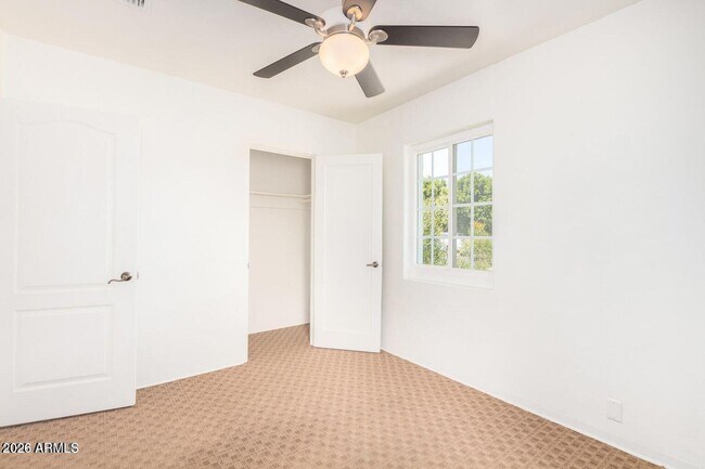 Building Photo - 2441 E Edgemont Ave