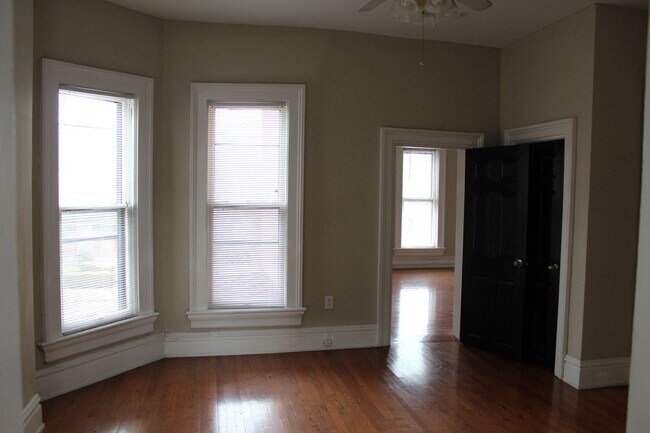 Building Photo - 57 Smith Pl