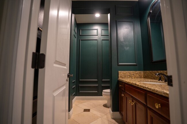 Building Photo - Exceptional estate Located In the highly desirable College Park Community.