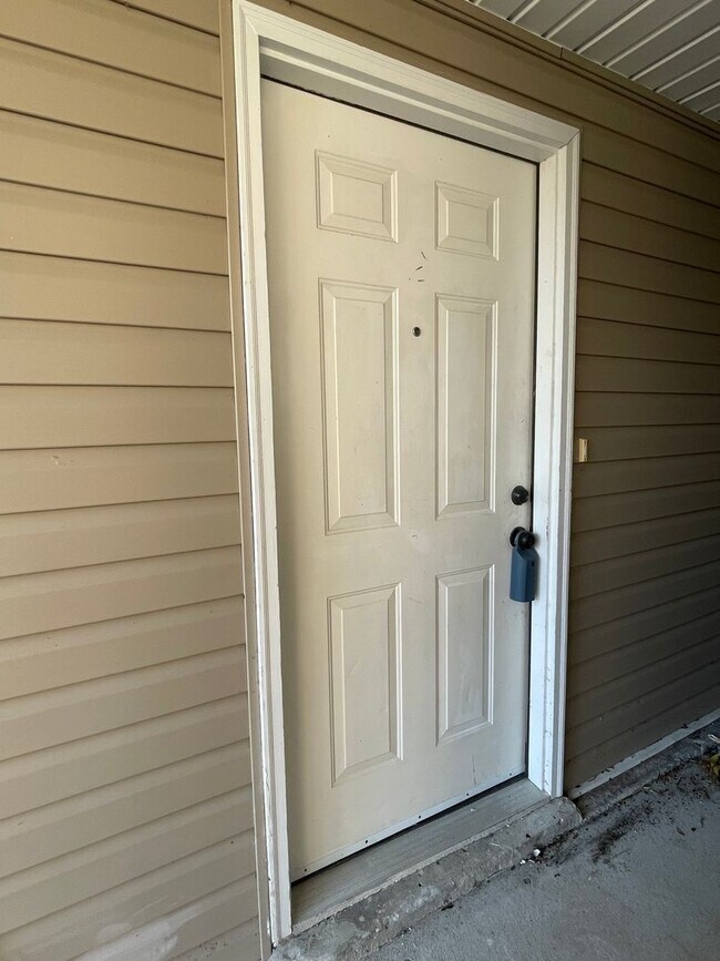 Building Photo - Condo Living Is The Life For You