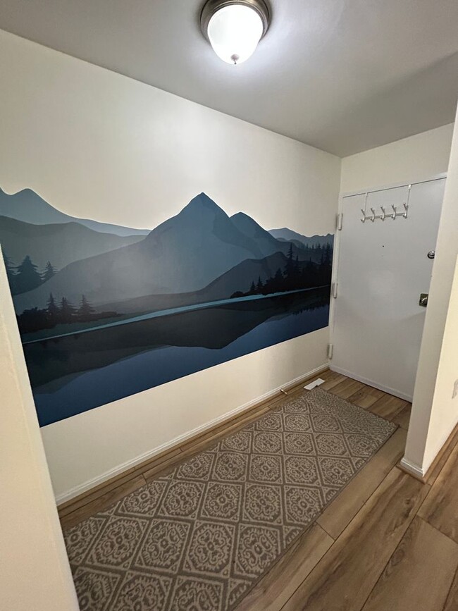 Building Photo - Nicely Updated Terrace Level  1/1 condo