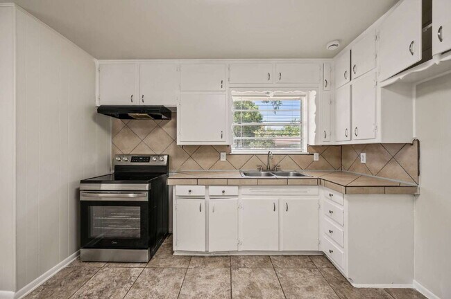 Building Photo - Spacious 4 Bedroom Home with Expansive Living Areas in a Convenient Location