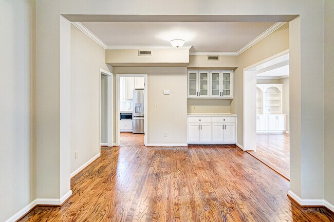 Building Photo - 8141 Oak Alley