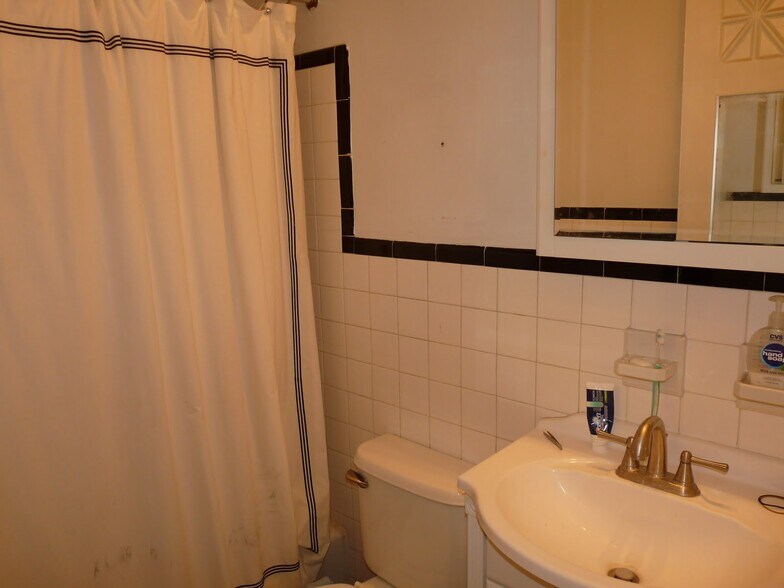Upper full bath - 2250 Cathedral Ave NW