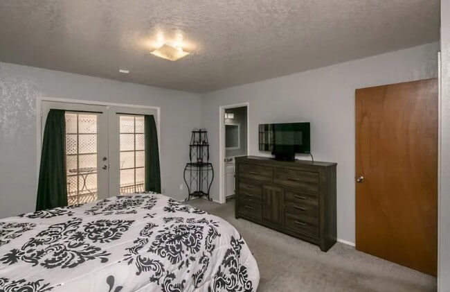 Building Photo - 2630 E Snavely Ave