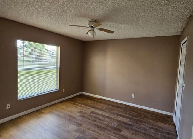 Building Photo - NICE!   LARGE 4 BEDROOM / 2 BATH / 2 CAR G...