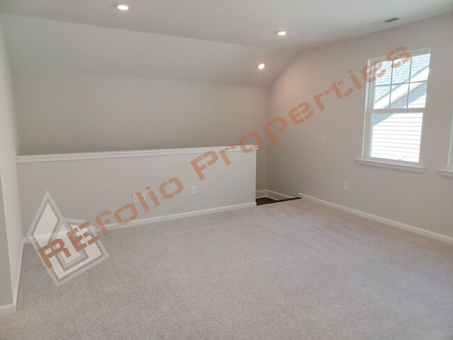 Building Photo - Gorgeous 4 Bedroom House with 1st Floor Pr...