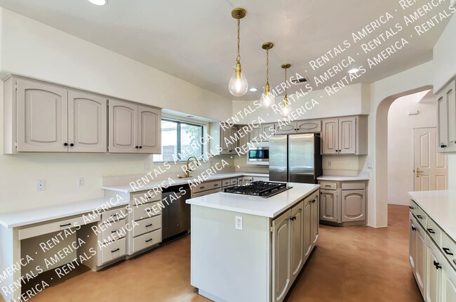 Building Photo - Gorgeous Catalina Home!