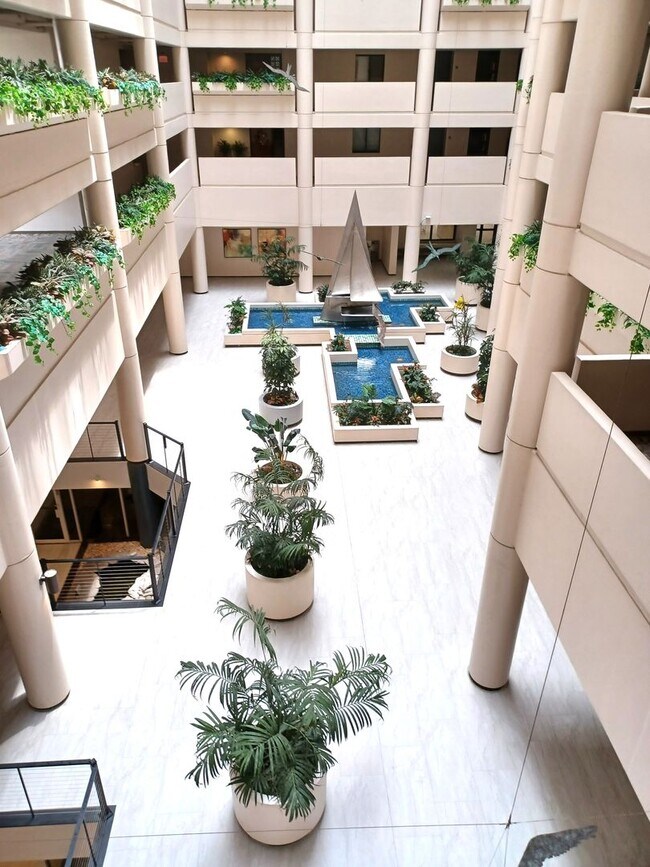 Building Photo - 5260 S Landings Dr