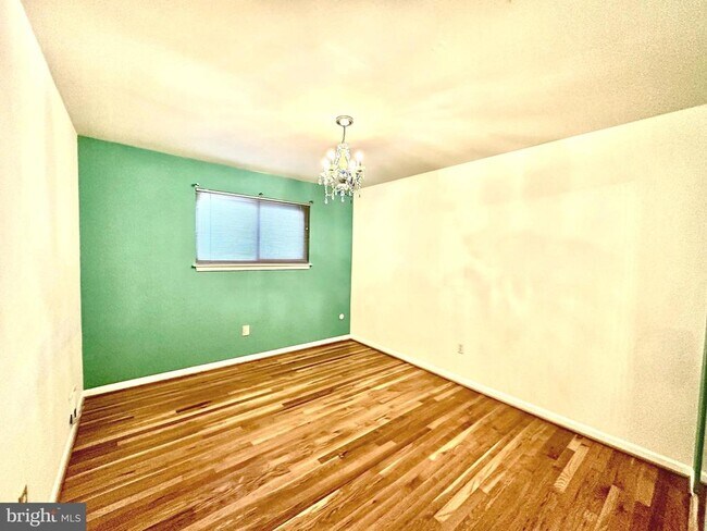 Building Photo - 5 Charen Ct