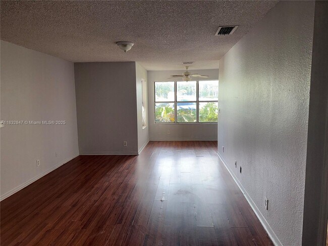 Building Photo - 3320 Pinewalk Dr N