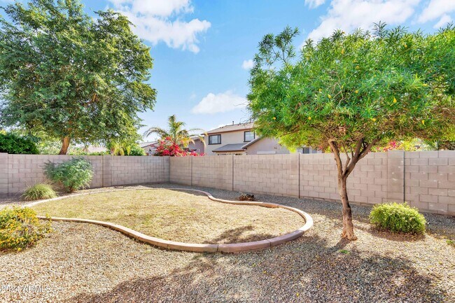 Building Photo - 12839 W Sells Dr