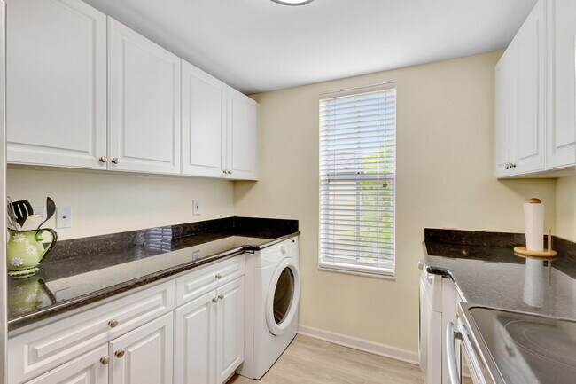 Building Photo - 2060 Greenview Shores Blvd