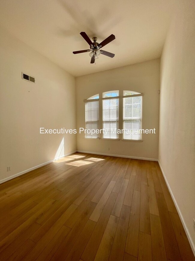 Building Photo - 733 Round Hill Dr