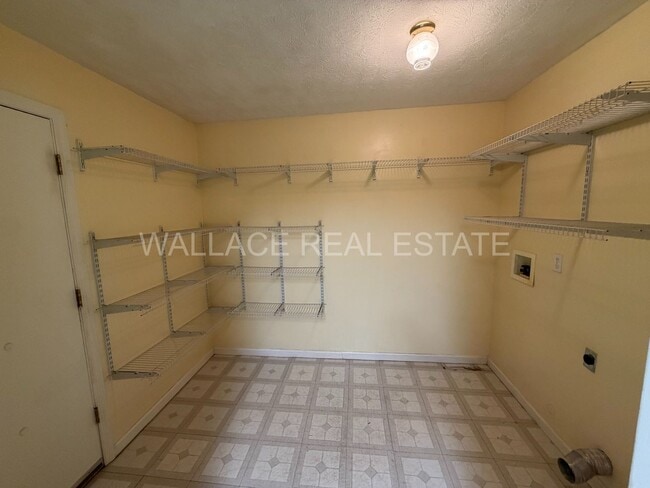 Building Photo - HALLS HAS IT -- ALL ONE LEVEL 3 BEDROOM HOME!!